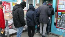 Parmak izi veren göçmenler marketlere akın ediyor