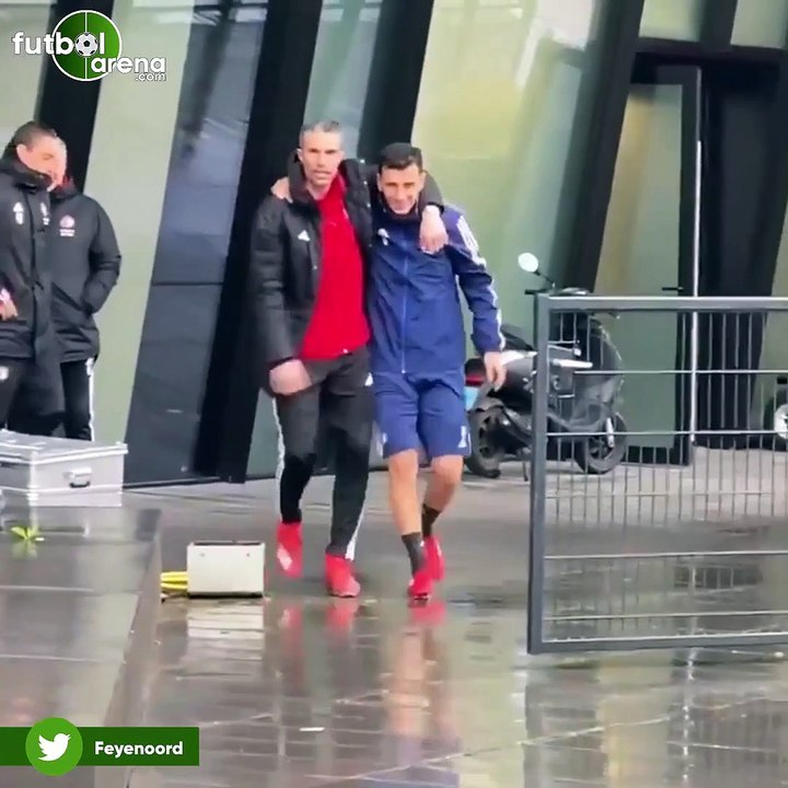 Oğuzhan Özyakup ve Robin Van Persie barıştı