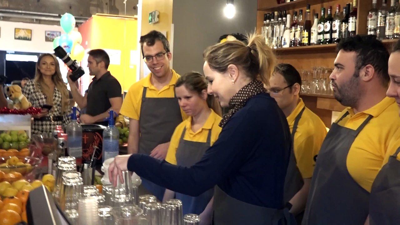 Szokatlan szerepben tűntek fel a színpad csillagai a Premier Kultcafé negyedik születésnapján
