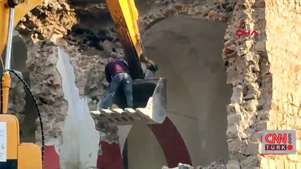 Cami yıkımında küpler bulundu, hazine söylentisi çıktı