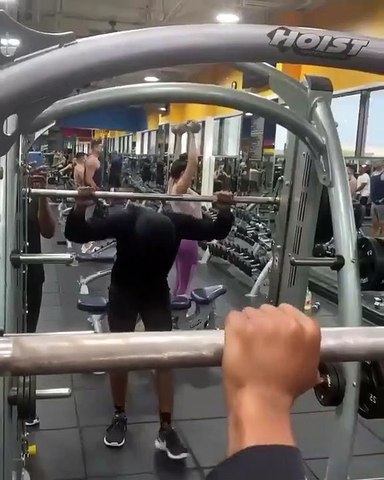 Il met un peu trop lourd sur la barre de squat et se rend compte de son erreur