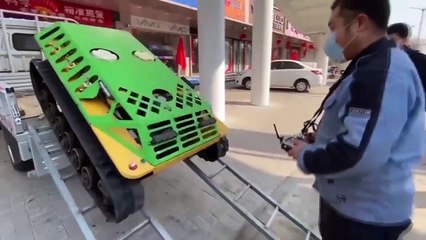 La Chine utilise un mini-tank télécommandé pour désinfecter les rues du coronavirus