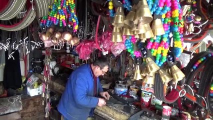 Niğde'nin son saraç ustası mesleğini yaşatmaya çalışıyor