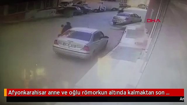 Afyonkarahisar anne ve oğlu römorkun altında kalmaktan son anda kurtuldu, o anlar kamerada