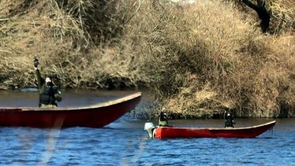 Sınırı geçmeye çalışan mültecileri vuran Yunan askeri kameralara el salladı