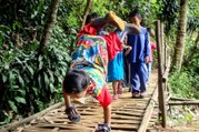 Handicapé moteur, cet enfant indonésien parcourt 6km sur les mains pour aller à l'école