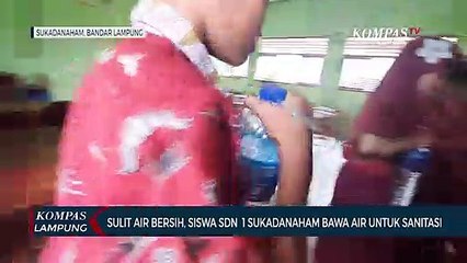 Siswa SD Bawa Air Bersih Untuk Sanitasi Di Sekolah