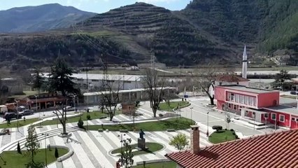 Qytetarët e Skraparit në autokolonë dhe sypatrembur drejt protestës në Tiranë