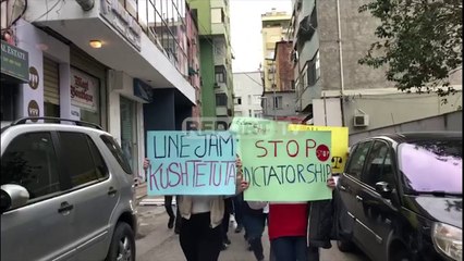 Report TV -Në tubim jo vetëm flamuj kuqezi, por edhe pankarta