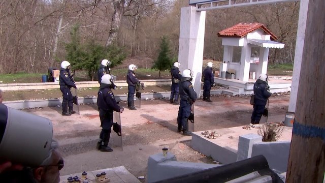 Тензии на грчко-турската граница меѓу емигрантите и полицијата, ако влезат, следна е Македонија