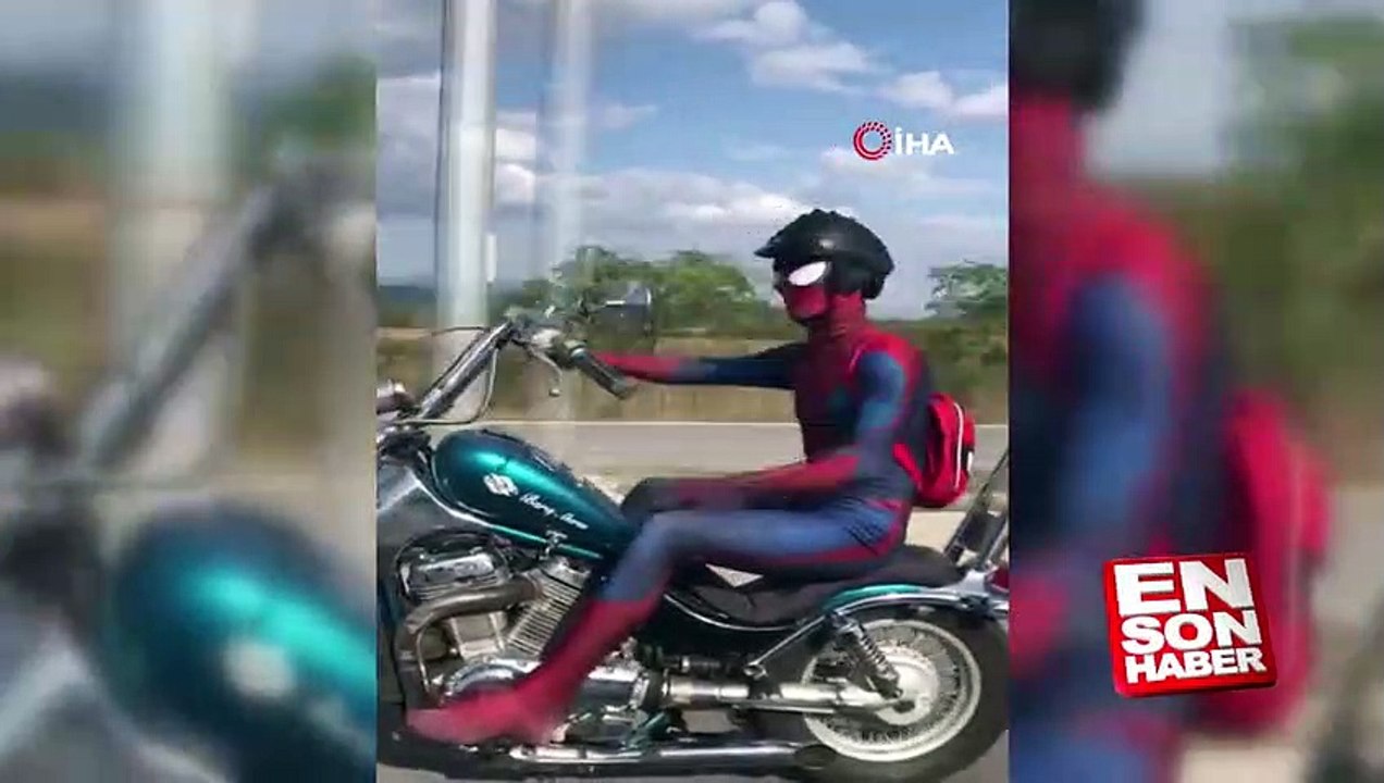 Motosiklet kullanan örümcek adam