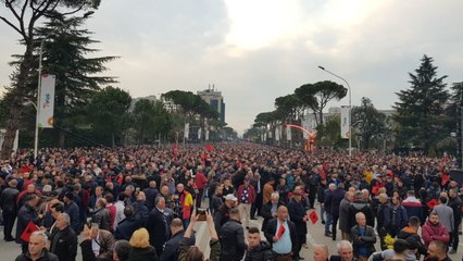 Meta: Nëse nuk zbatohet dekreti për "betimin e gjyqtareve", pas 15 marsit shpërndaj parlamentin