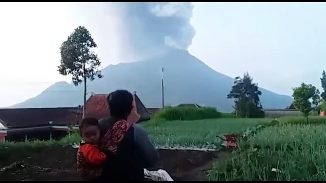 Un village indonésien recouvert de cendres après une éruption volcanique