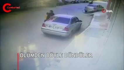 Traktörden ayrılan römorkun altında kalmaktan son anda kurtuldular