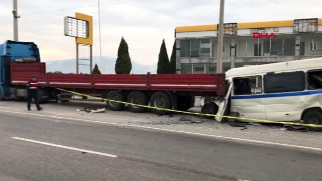 Manisa akhisar'da işçi servisi kaza yaptı 1 ölü 9 yaralı-2