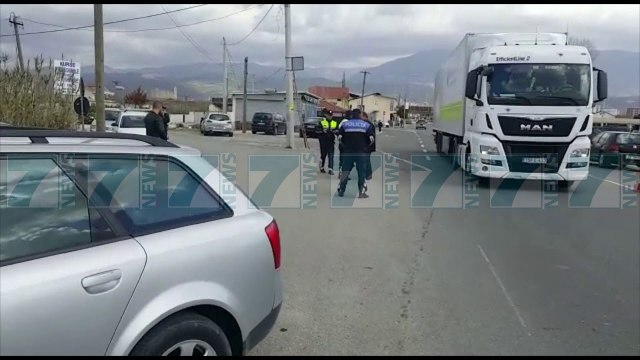 POLICIA KONTROLL PROTESTUESVE QE UDHETOJNE DREJT TIRANES - News, Lajme - Kanali 7