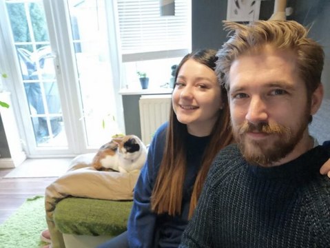 Ils trouvent un moyen de se débarrasser de leur chat collant qu'ils ont toujours dans les pattes