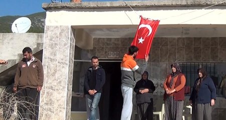 Getirildiği babaevine asılı bayrağı öpen İdlib gazisi: Bayrağım ve vatanım için canım feda