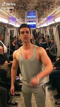 Giresunlu kaslı çocuk yerinde durmuyor