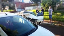 Carro atinge caçamba de entulhos no Bairro Brasília