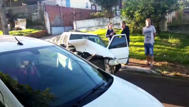 Carro atinge caçamba de entulhos no Bairro Brasília