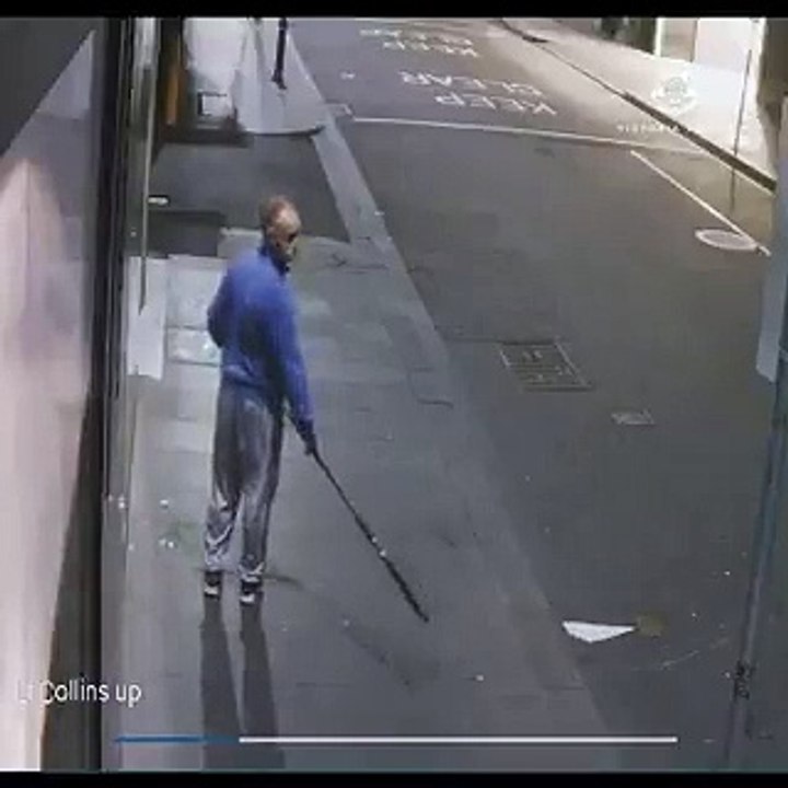 لص يسرق قلادة بسنارة صيد