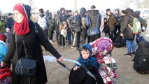 A la frontière entre la Turquie et la Grèce, des milliers de migrants espèrent rejoindre l'UE