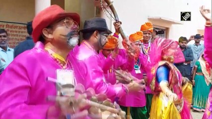 मथुरा के बरसाना में लोगों ने उत्साह के साथ मनाई 'लड्डू होली'