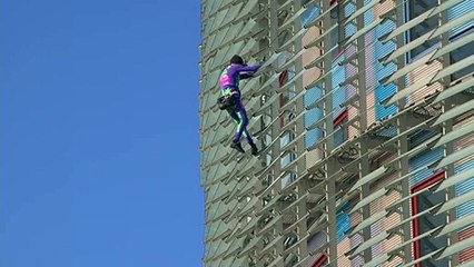 "سبايدرمان الفرنسي" يتسلق برج أغبار في برشلونة