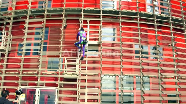 Spiderman Alain Robert erklimmt Hochhaus in Barcelona