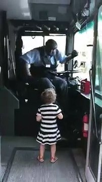 Cette petite fille s'est mise à danser sur sa musique préférée. Le chauffeur a mis à fond la chanson et a rejoint la gamine