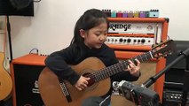 Miumiu chante « Fly Me to the Moon » à la guitare