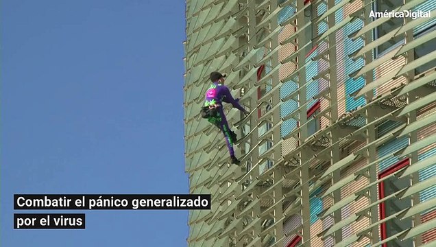 Reconocido escalador trepa rascacielos sin protección para combatir pánico contra coronavirus