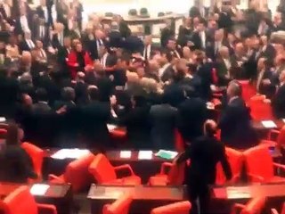 Mecliste tekmeli yumruklu kavga