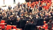 Meclis'te kavga: AKP'li vekiller Engin Özkoç'un üzerine yürüdü