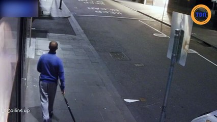 Un voleur utilise une canne à pêche pour attraper un collier