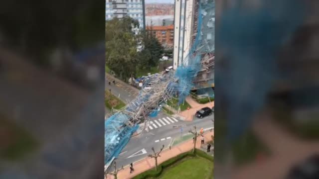 Empiezan a desmontar los restos del andamio caído en Barakaldo