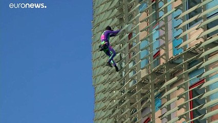شاهد: "الرجل العنكبوت" الفرنسي يتسلق برجاً في برشلونة للتوعية بكورونا