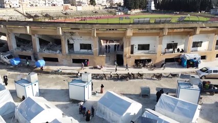 ملعب لكرة القدم في مدينة إدلب وجهة لعائلات سورية شرّدتها المعارك