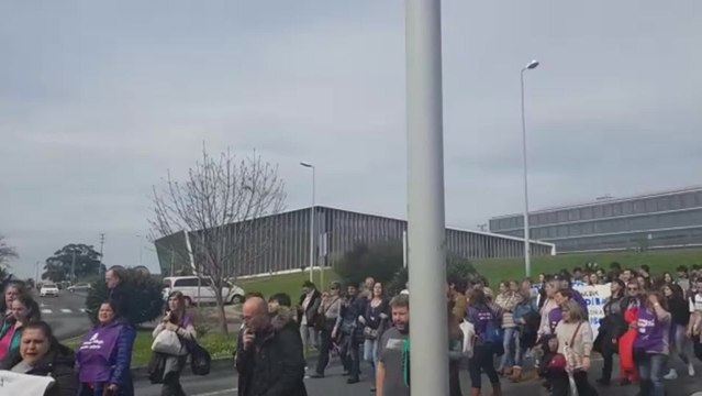 Trabajadores de la limpieza se manifiestan por la Universidad en Leioa