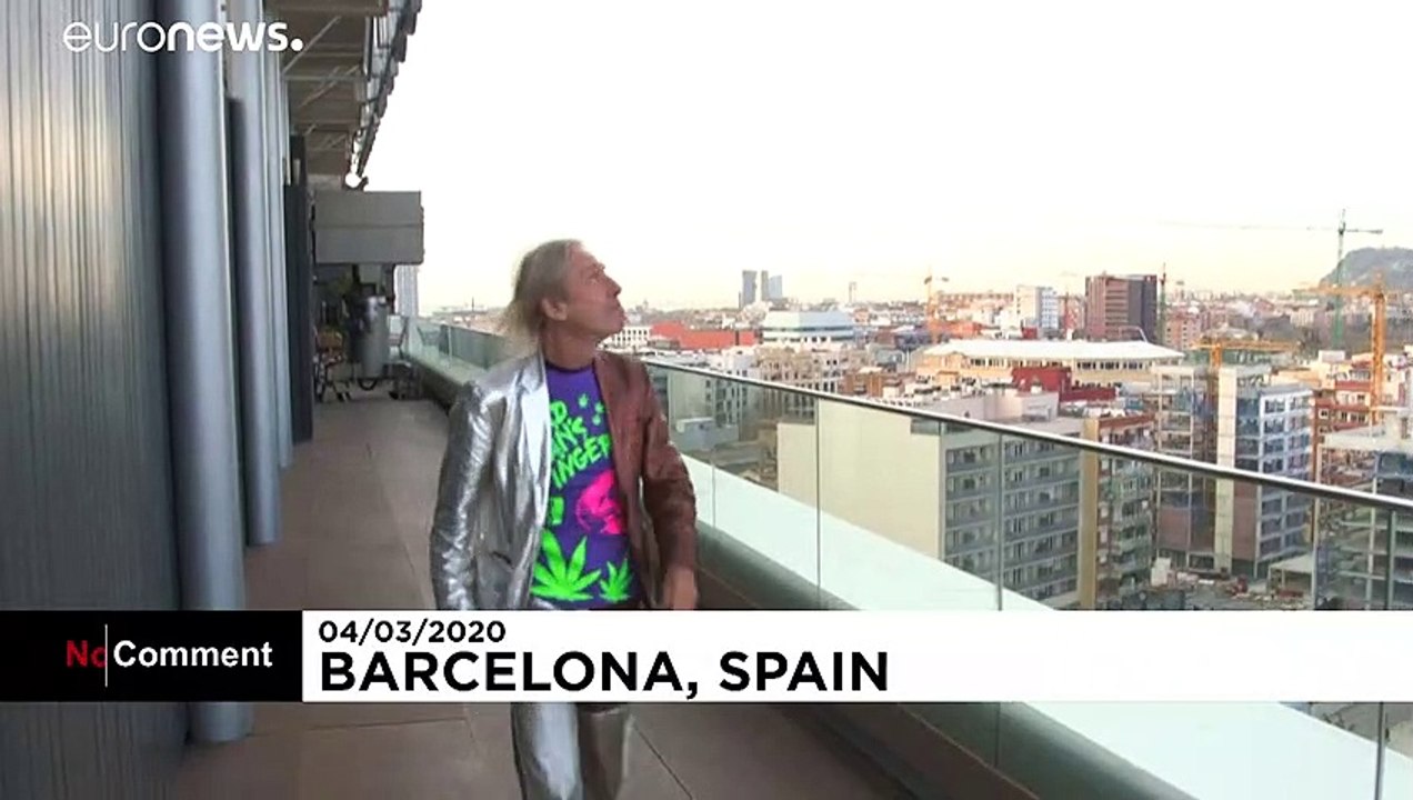 Gegen die Angst: Spiderman klettert auf Torre Glòries