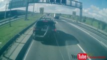 Tenter d'arreter un camion avec une voiture sur l'autoroute... Mauvaise idée