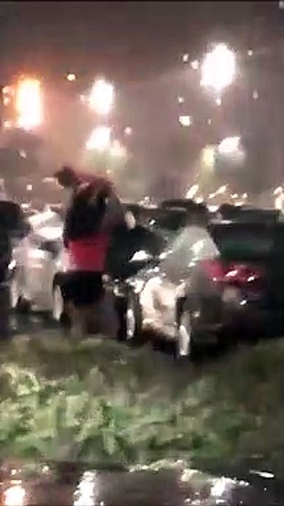 Cette maman utilise son bébé comme parapluie