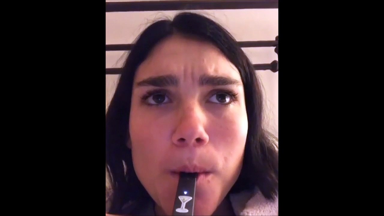 Elle recrache la fumée de sa cigarette électronique par les yeux