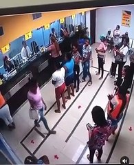 Obligé de retirer son pantalon en public... vous allez vite comprendre pourquoi