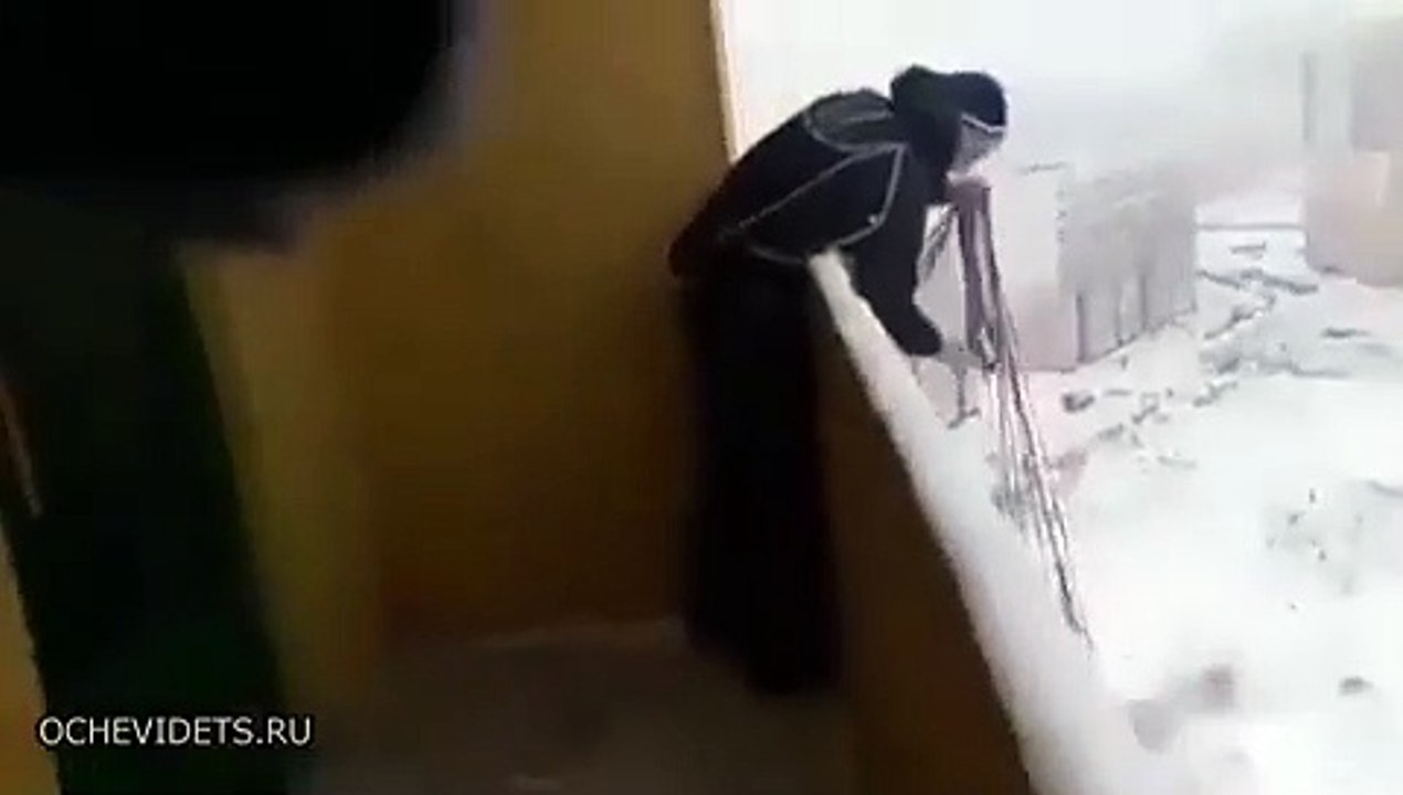Saut en parachute du balcon d'un immeuble en russie !