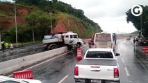 Acidente envolvendo um caminhão deixa uma pista interditada em Viana