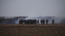 Gas y disparos contra refugiados exhaustos en la frontera turco-griega