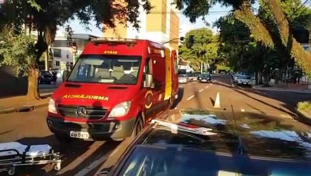 Mulher tem lesões graves após ser atropelada por carro na Rua Paraná