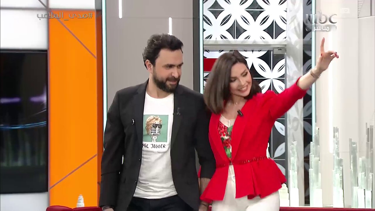 داليدا خليل ونادر الأتات يرقصان الدبكة على الهواء في صدى الملاعب